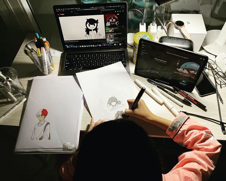 Une femme character designer qui travaille sur un projet