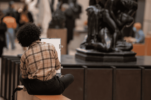 Etudiante en art qui dessine dans un musée