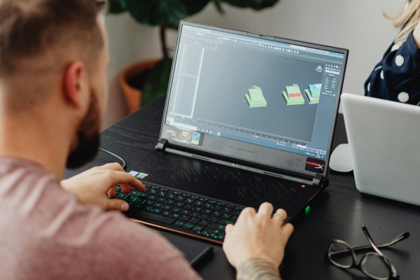 Professionnel utilisant le logicel de CAO autocad