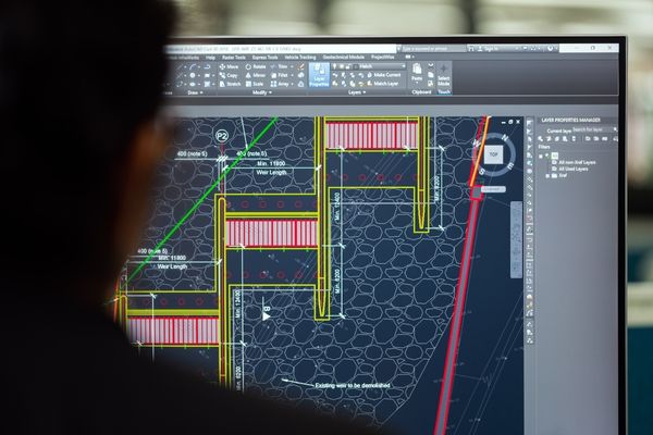 professionnel utilisant le logiciel autocad sur ordinateur
