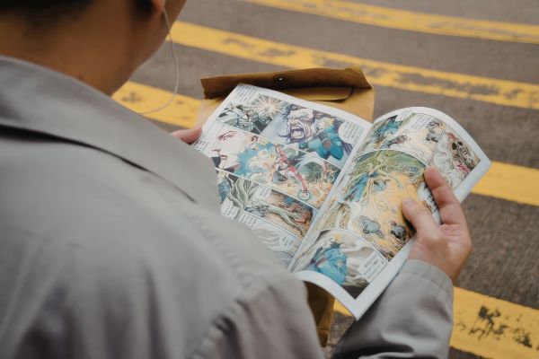 personne qui lit une bande dessinée